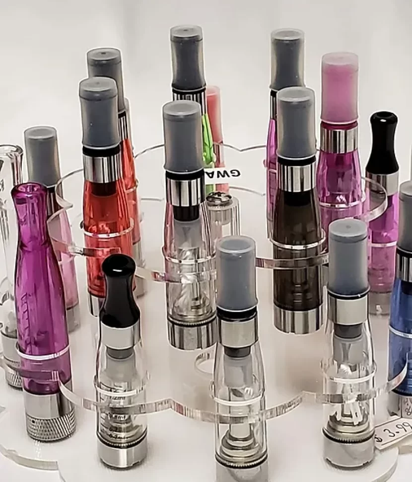 Various electronic cigarettes and accessories on display, including chargers and e-liquids.